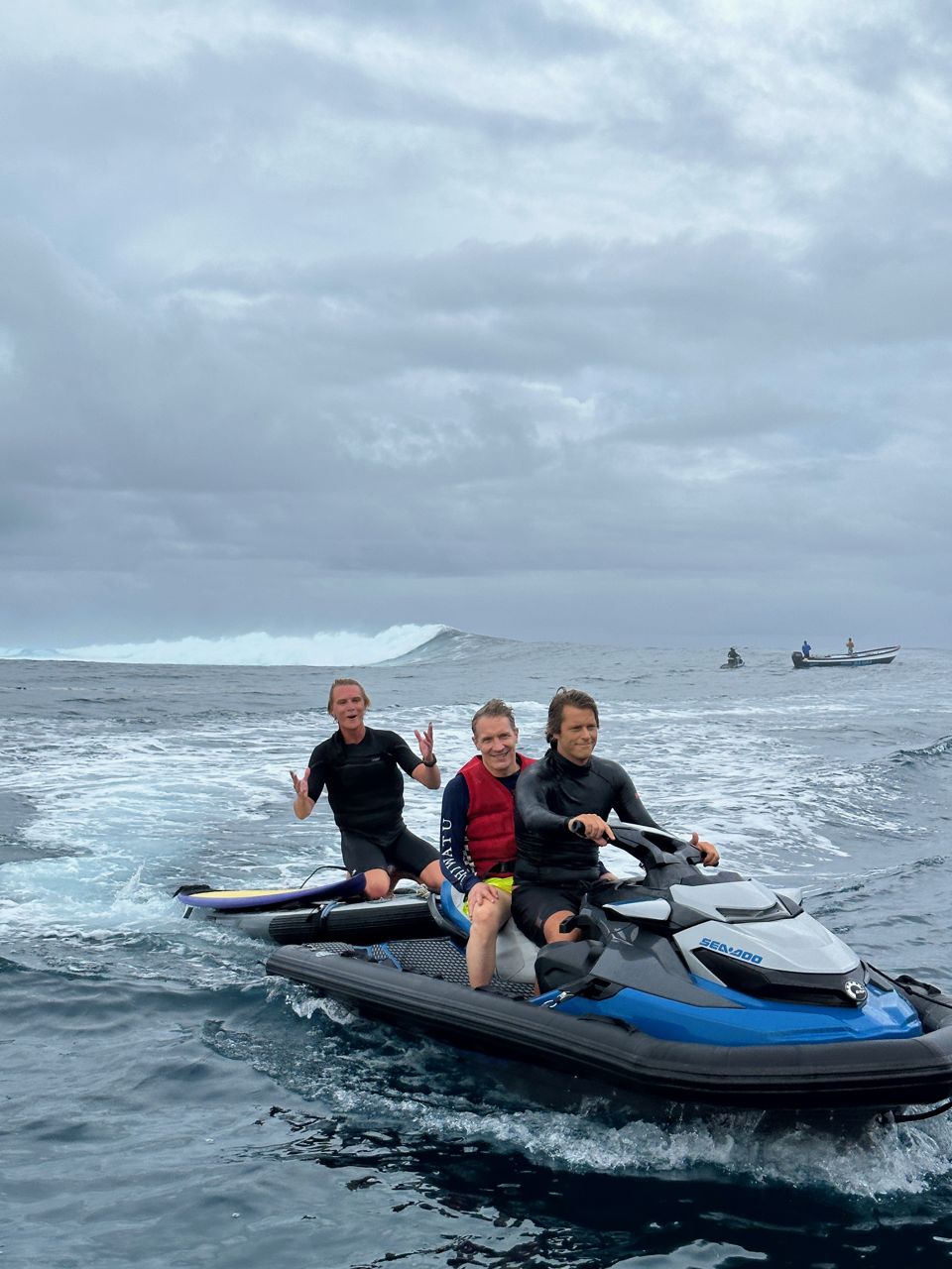 Die Crew fährt zum Cloudbreak-Reef raus