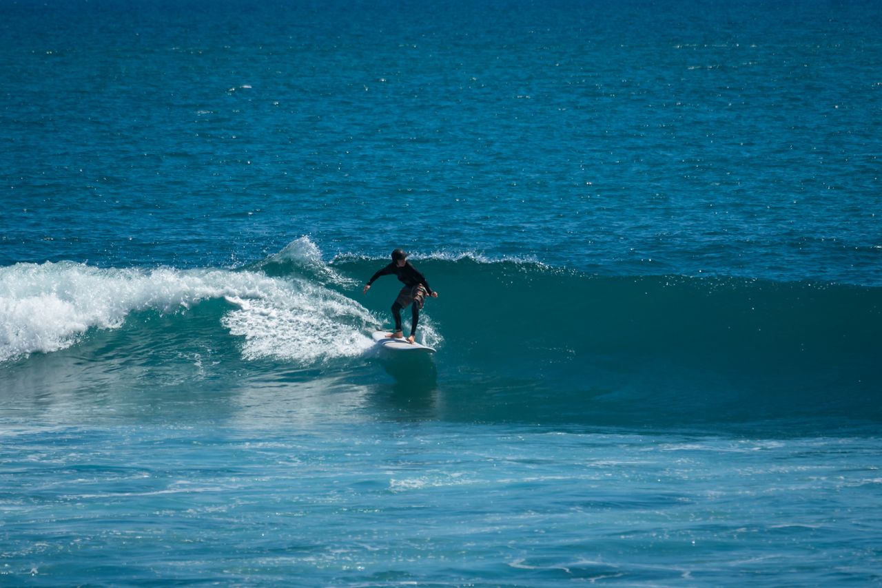 Nici surft auf Sumba, April 2023